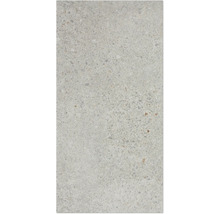 Nahaufnahme einer hellen Betonoberfläche mit kleinen Steinchen