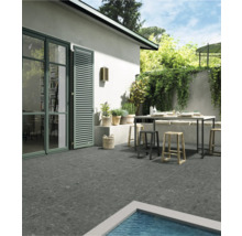 Terrasse mit Steinfliesen, Esstisch und Pool