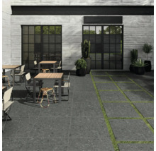 Außenbereich mit Fliesenboden, Tischen, Stühlen und Pflanzen