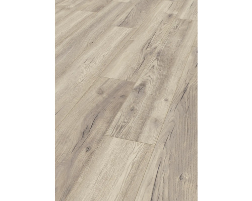 Nahaufnahme eines Laminatbodens mit Holzoptik.