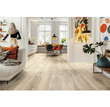 Heller Wohnraum mit Holzboden, Esstisch und Dekoration