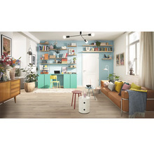 Wohnzimmer mit Regalsystem, Schreibtisch, Sofa und Holzfußboden für ein helles und organisiertes Ambiente.