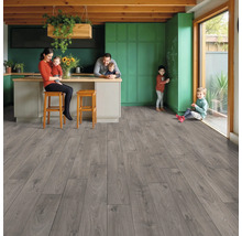 Helle Küche mit Holzboden und Familie