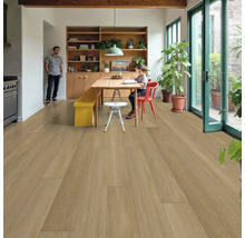 Heller Wohnraum mit Holzboden, Esstisch und Zimmerpflanzen