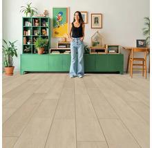 Heller Bodenbelag in einem Wohnzimmer mit einer Frau in Jeans und einem grünen Schrank.