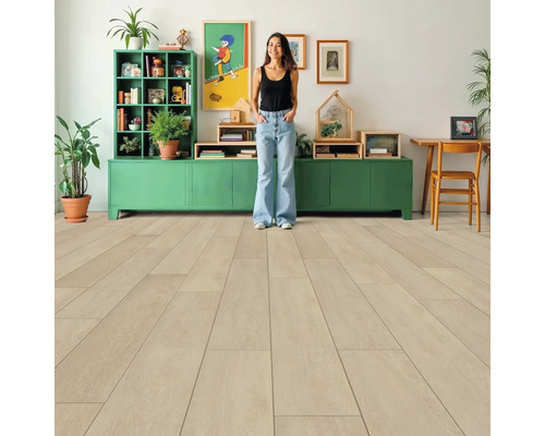 Heller Bodenbelag in einem Wohnzimmer mit einer Frau in Jeans und einem grünen Schrank.