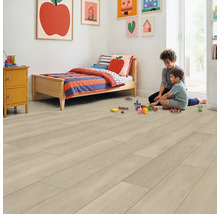 Heller Laminatboden in einem Kinderzimmer mit zwei Kindern, einem Bett und Spielzeug.