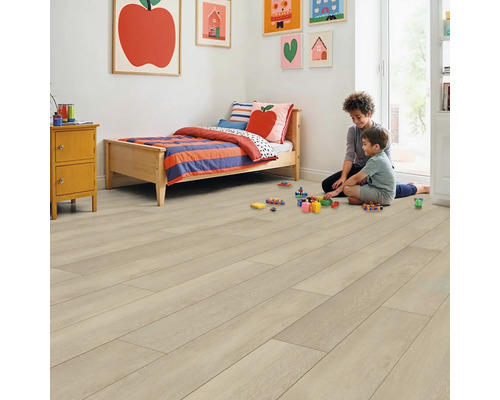 Heller Laminatboden in einem Kinderzimmer mit zwei Kindern, einem Bett und Spielzeug.