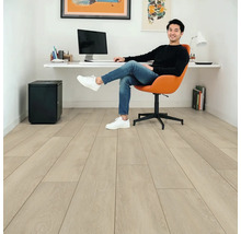 Büroraum mit Laminatboden, Schreibtisch, Bürostuhl und Mülleimer