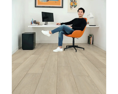 Büroraum mit Laminatboden, Schreibtisch, Bürostuhl und Mülleimer