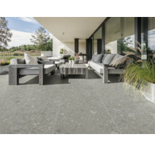 Terrasse mit grauen Terrassenplatten und Gartenmöbeln