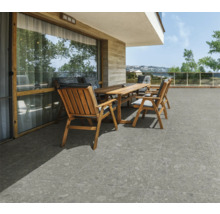 Terrasse mit grauen Bodenfliesen und Holzmöbeln