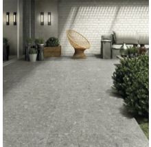 Außenbereich mit grauen Bodenfliesen, Rattan-Sessel und Sitzgelegenheiten