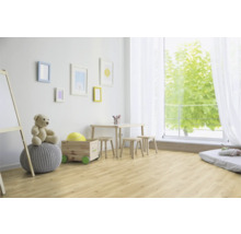 Helles Kinderzimmer mit Holzboden, Spielzeug, Tisch und Stühlen.