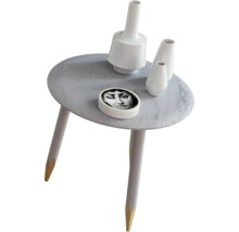 Dekoration auf einem grauen Holztisch mit drei Beinen