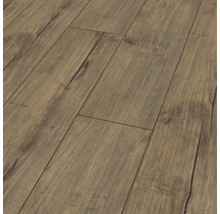 Nahaufnahme von verlegtem Laminatboden in Holzoptik.