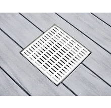 Quadratischer Bodenablauf mit Gitterrost auf Holzterrasse