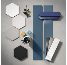 Anordnung verschiedener Fliesenmuster, darunter sechseckige und rechteckige Fliesen, zusammen mit Farbproben und Malutensilien