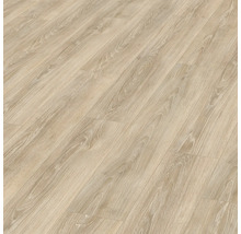 Helles Laminat mit Holzstruktur verlegt