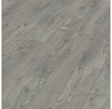 Nahaufnahme von verlegten Laminatbodenplatten in Holzoptik
