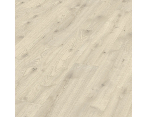 Verlegung von hellem Laminatboden mit Holzstruktur