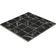 Quadratische Mosaikfliese mit Marmorstruktur