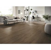 Heller Wohnraum mit Laminatboden, Sofa und Schreibtisch