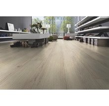 Heller Laminatboden in einem begehbaren Kleiderschrank mit Regalen und Schuhen