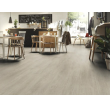 Heller Bodenbelag in einem hellen Raum mit Tischen und Stühlen.