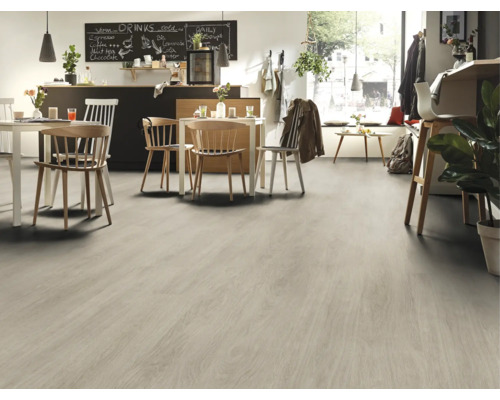 Heller Bodenbelag in einem hellen Raum mit Tischen und Stühlen.