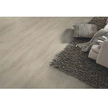 Heller Boden mit Holzmuster, Teppich, Kissen und Sofa für Wohnraumgestaltung