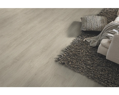 Heller Boden mit Holzmuster, Teppich, Kissen und Sofa für Wohnraumgestaltung