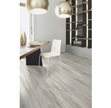 Heller Essbereich mit Holztisch, Stuhl und Regalsystem