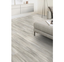 Heller Wohnraum mit Laminatboden in Holzoptik, Sofa und Sideboard