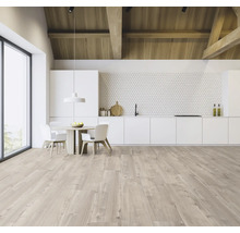 Heller, geräumiger Küchenbereich mit Holzbalkendecke, Esstisch und Küchenzeile