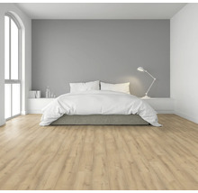 Helles Schlafzimmer mit Doppelbett, Nachttischlampe und Laminatboden