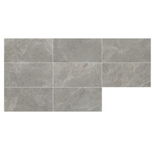 Mehrere graue Wandfliesen mit Steinoptik