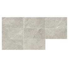 Rechteckige Bodenfliesen mit Marmoroptik