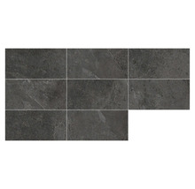 Mehrere dunkle Fliesen mit Steinoptik, die ein Muster bilden