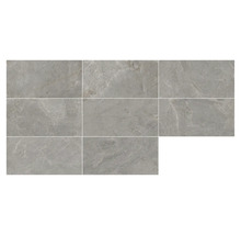 Mehrere graue Bodenfliesen mit Marmoroptik