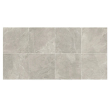 Rechteckige Bodenfliesen aus Steinzeug mit Marmoroptik, verlegt