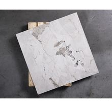 Fliesen mit Marmoroptik auf Holzpalette