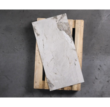 Feinsteinzeugfliesen auf einer Holzpalette