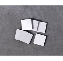 Quadratische, weiße Fliesen für Wand- und Bodengestaltung