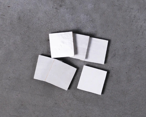 Handgefertigte Wandfliese Zellige Alhambra 06 Blanc Casse 10x10cm glänzend
