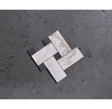 Dekorative Anordnung von rechteckigen Mosaikfliesen.