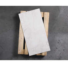 Fliese mit Marmoroptik auf einer Palette