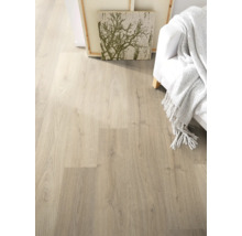 Heller Laminatboden in einem Wohnzimmer mit Sofa und Dekoration