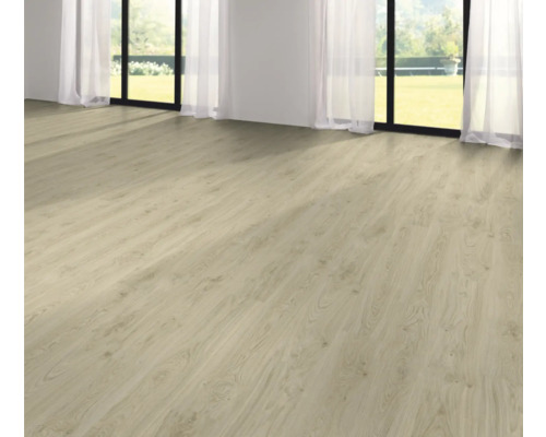 Heller Laminatboden in einem Raum mit Fenstern und Vorhängen.