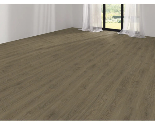 Heller Raum mit verlegtem Laminatboden und Fenster